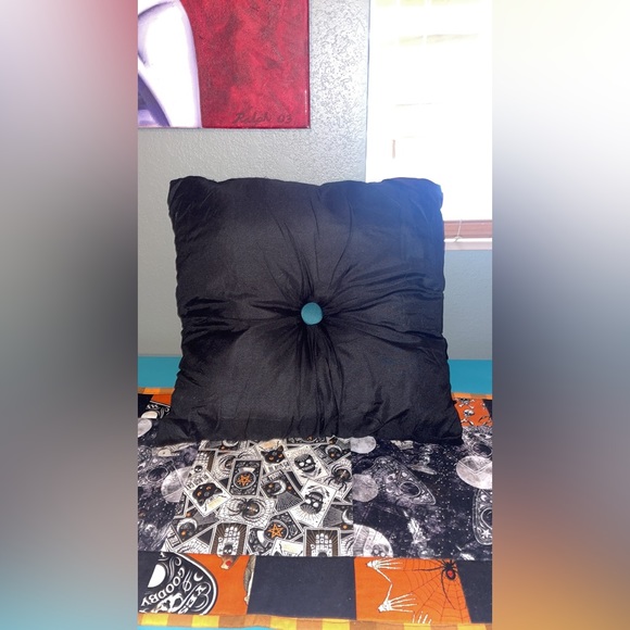 🍉 NEW Queen Bedskirt With 3 Throw Pillows - Picture 3 of 10